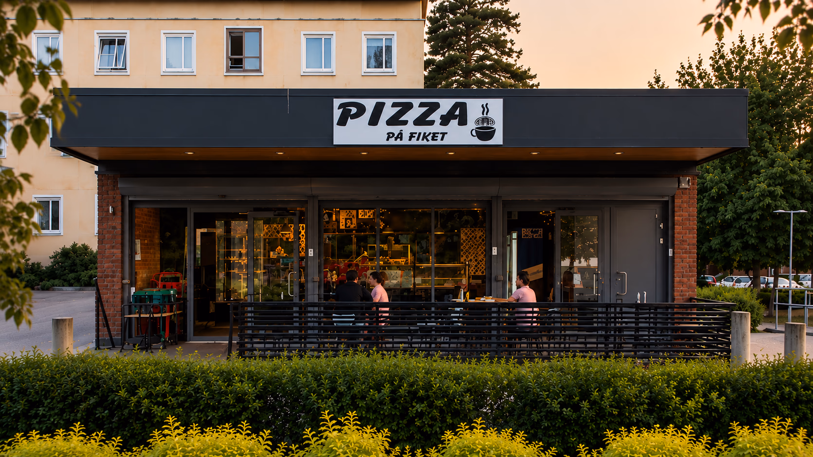 Pizza på Fikets restaurang och uteservering i kvällsljus.